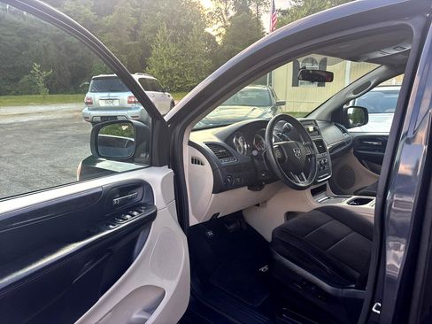 Used 2014 Dodge Grand Caravan SXT image 7