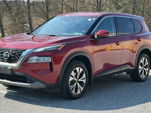 Used 2021 Nissan Rogue SV image 2