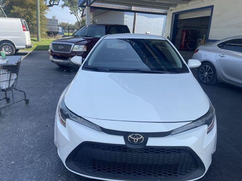 Used 2021 Toyota Corolla LE FWD image 3