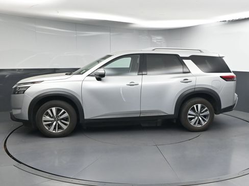 Used 2025 Nissan Pathfinder SL image 5