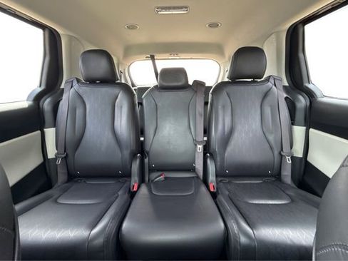 Used 2023 Kia Carnival LX FWD image 14