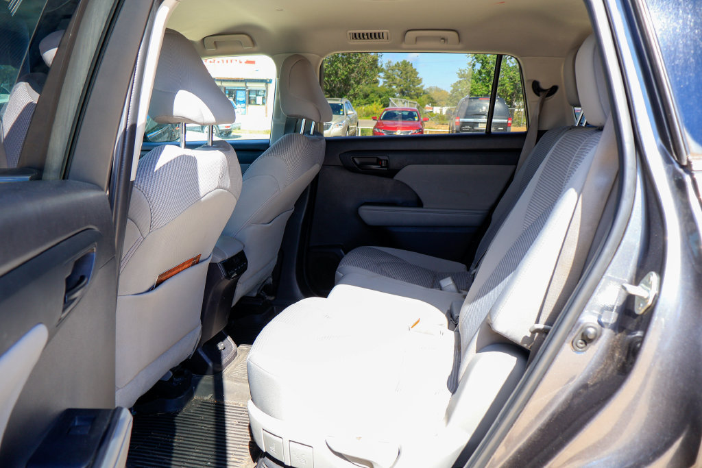 Used 2022 Toyota Highlander LE FWD image 9
