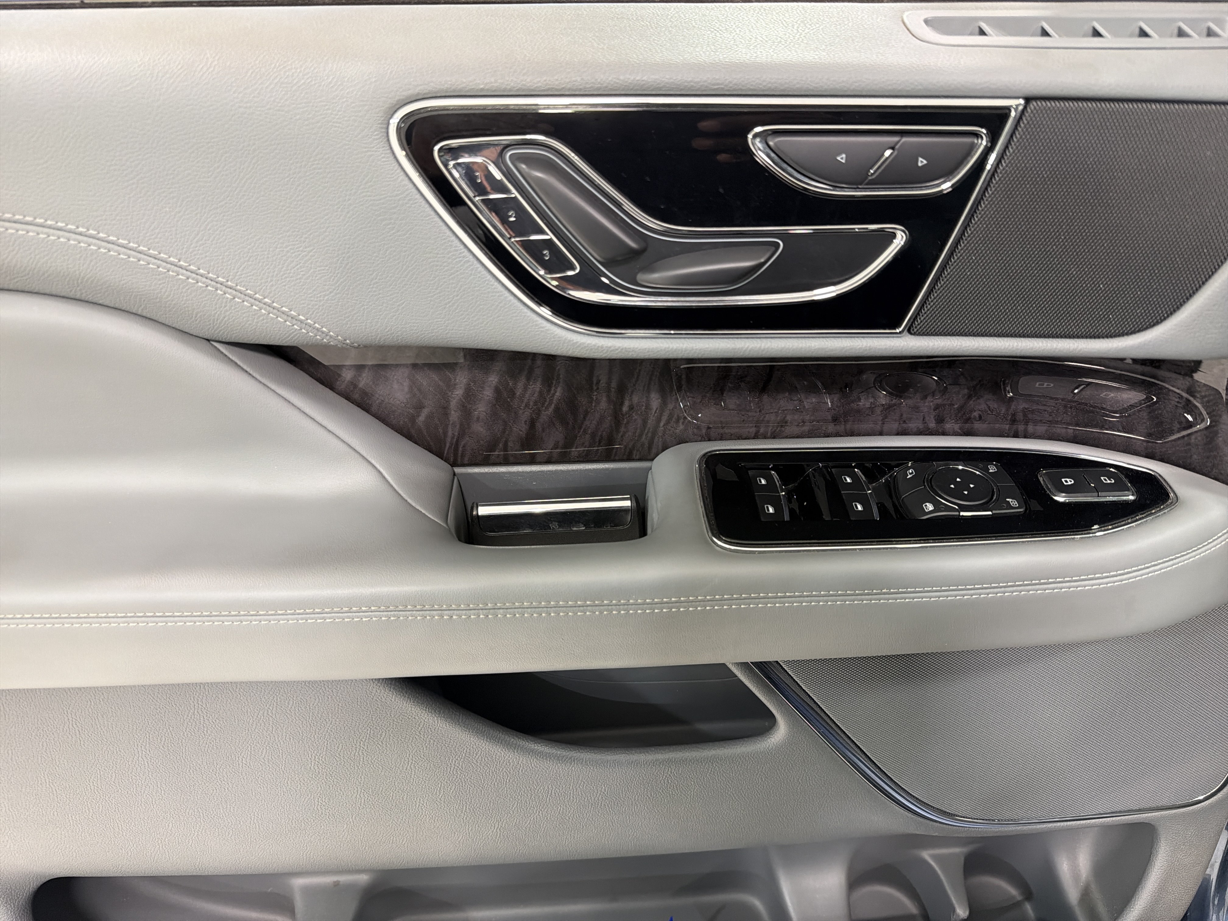 Used 2019 Lincoln Navigator Select RWD image 8