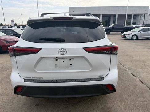 Certified 2023 Toyota Highlander XLE image 6