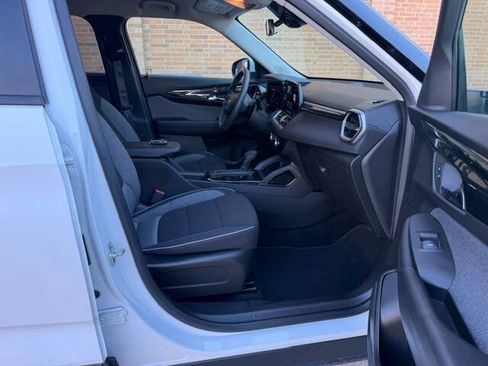Used 2025 Chevrolet TrailBlazer LT AWD/4WD image 16