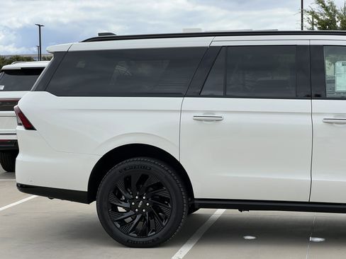 New 2025 Lincoln Navigator L Reserve w/ Jet Appearance Package image 11