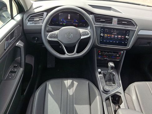Used 2023 Volkswagen Tiguan SE image 22