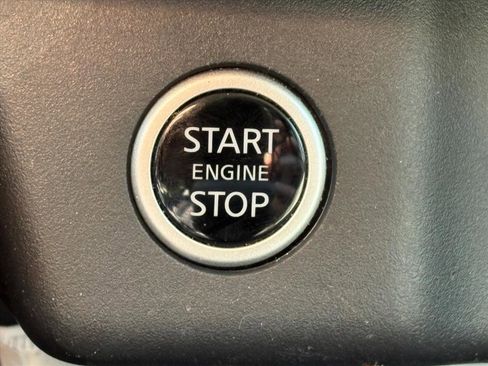 Used 2023 Nissan Rogue SV image 12