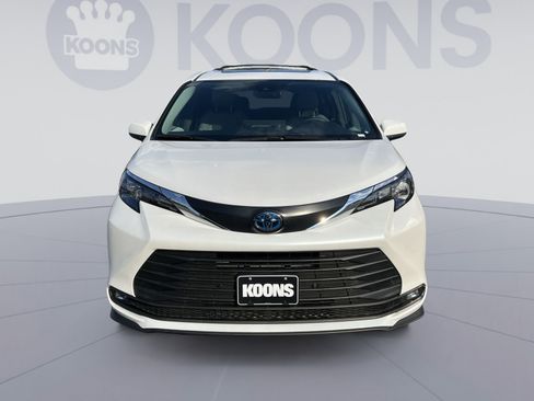Used 2025 Toyota Sienna XLE AWD/4WD image 11
