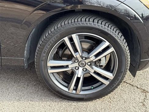 Used 2021 Volvo XC60 T5 Momentum w/ Premium Package image 9