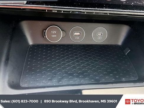 Used 2025 Genesis G70 2.5T image 22