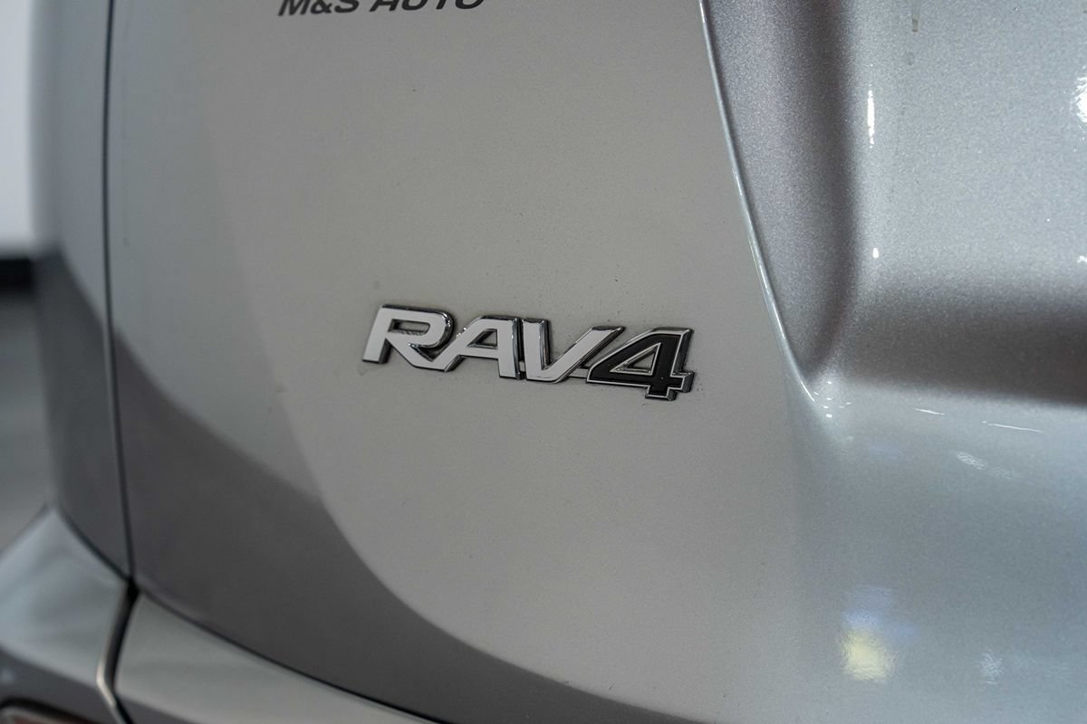 Used 2016 Toyota RAV4 LE FWD image 4