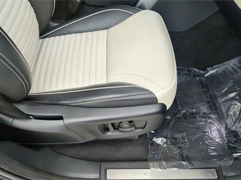 Used 2024 Land Rover Discovery Dynamic SE image 21