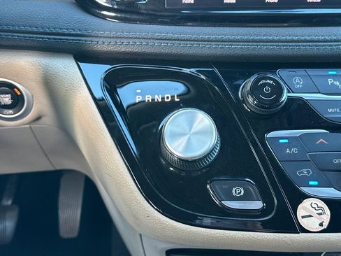 Used 2021 Chrysler Pacifica Touring-L FWD image 18