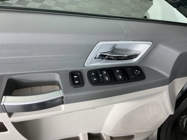 Used 2008 Chrysler Town & Country Touring FWD image 13