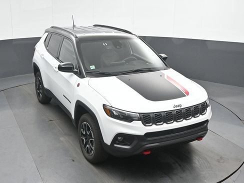 Used 2025 Jeep Compass Trailhawk AWD/4WD image 37