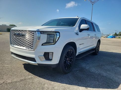 Used 2023 GMC Yukon XL Denali AWD/4WD image 2