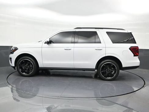 Used 2023 Ford Expedition Limited image 2