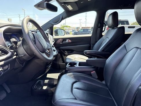 Used 2025 Chrysler Pacifica Select FWD image 14