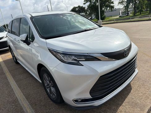 Used 2023 Toyota Sienna XLE FWD image 6