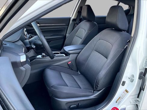 Used 2024 Nissan Altima 2.5 SV FWD image 8