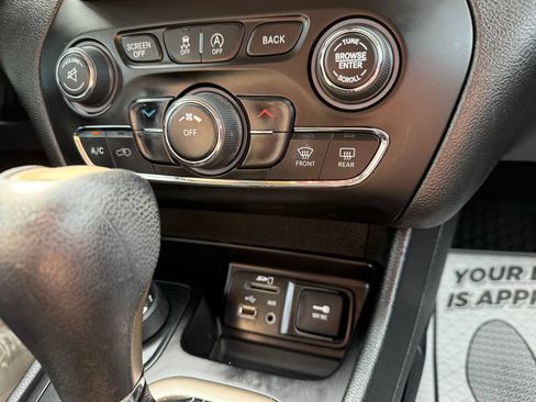 Used 2016 Jeep Cherokee Latitude w/ Cold Weather Group AWD/4WD image 30