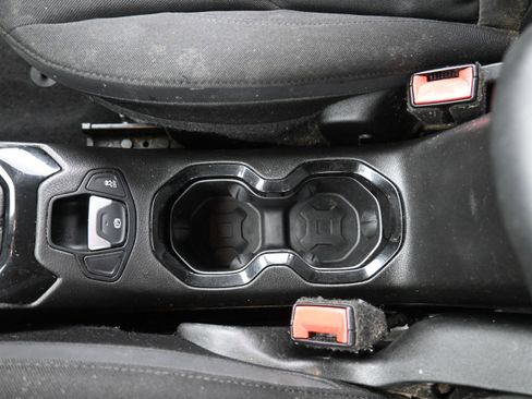 Used 2017 Jeep Renegade Altitude FWD image 18