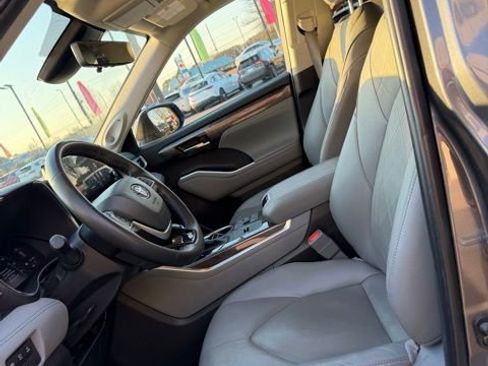 Used 2024 Toyota Highlander Platinum image 12