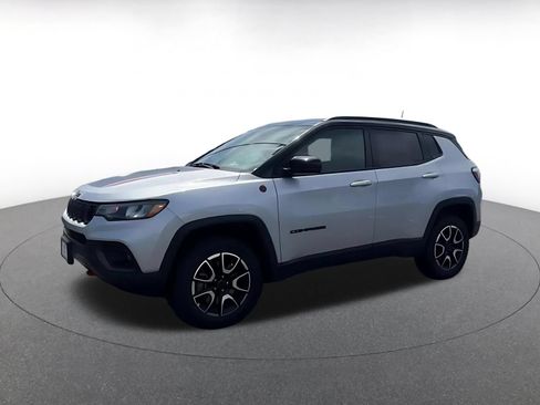 Used 2025 Jeep Compass Trailhawk AWD/4WD image 8