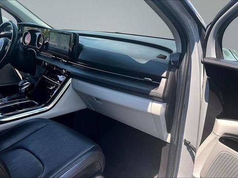 Used 2022 Kia Carnival EX FWD image 26