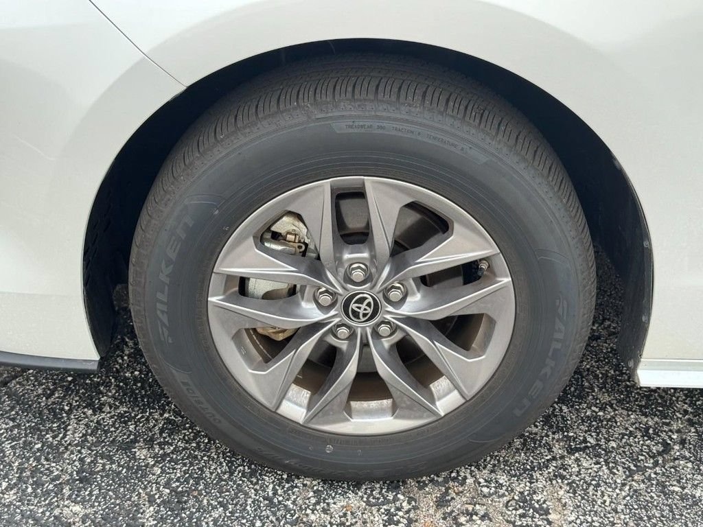 Used 2025 Toyota Sienna XLE FWD image 13