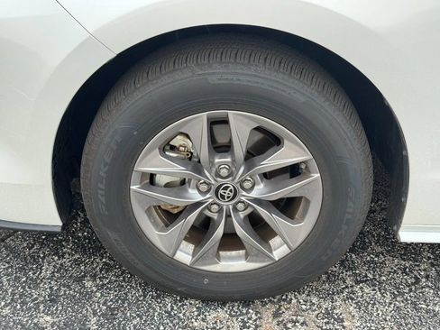 Used 2025 Toyota Sienna XLE FWD image 13