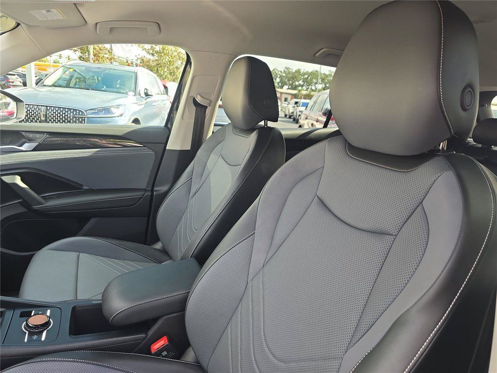 Used 2025 Volkswagen Tiguan SE FWD image 19