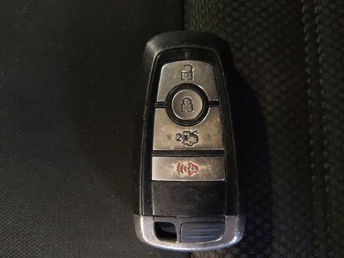 Used 2017 Ford Fusion SE w/ Fusion SE Technology Package image 32