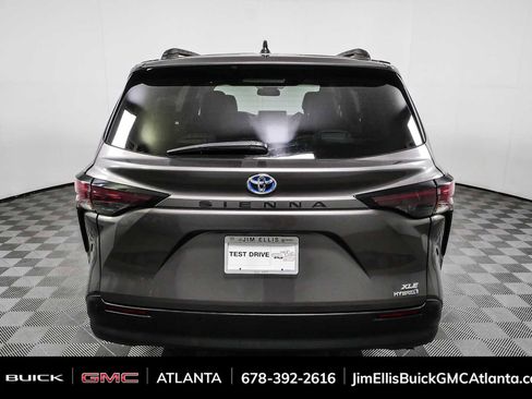Used 2024 Toyota Sienna XLE FWD image 27