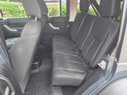 Used 2017 Jeep Wrangler Unlimited Rubicon w/ Cold Weather Group AWD/4WD image 21