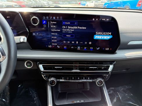 Used 2024 Chevrolet Traverse LT FWD image 17