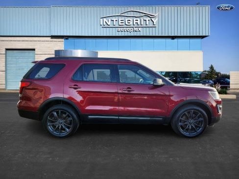 Used 2017 Ford Explorer XLT w/ Equipment Group 202A image 2