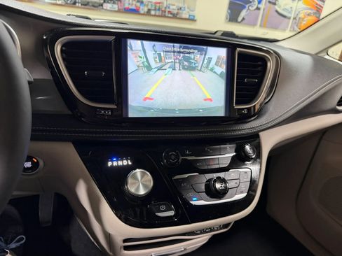 Used 2023 Chrysler Pacifica Touring-L FWD image 49