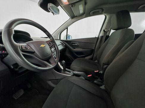 Used 2021 Chevrolet Trax LS w/ Tint and Cruise Package FWD image 19
