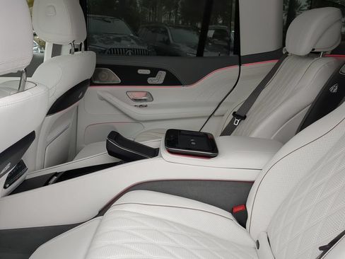 Used 2024 Mercedes-Benz Maybach GLS 600 4MATIC image 11