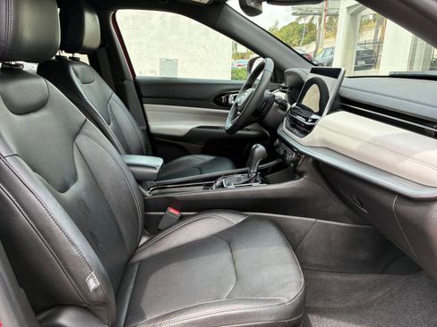 Used 2025 Jeep Compass Limited image 37