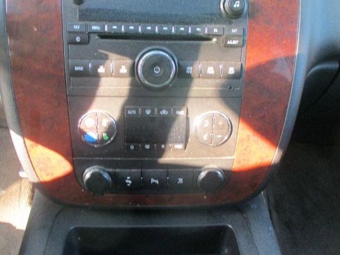Used 2011 Chevrolet Suburban LT w/ Luxury Package AWD/4WD image 13
