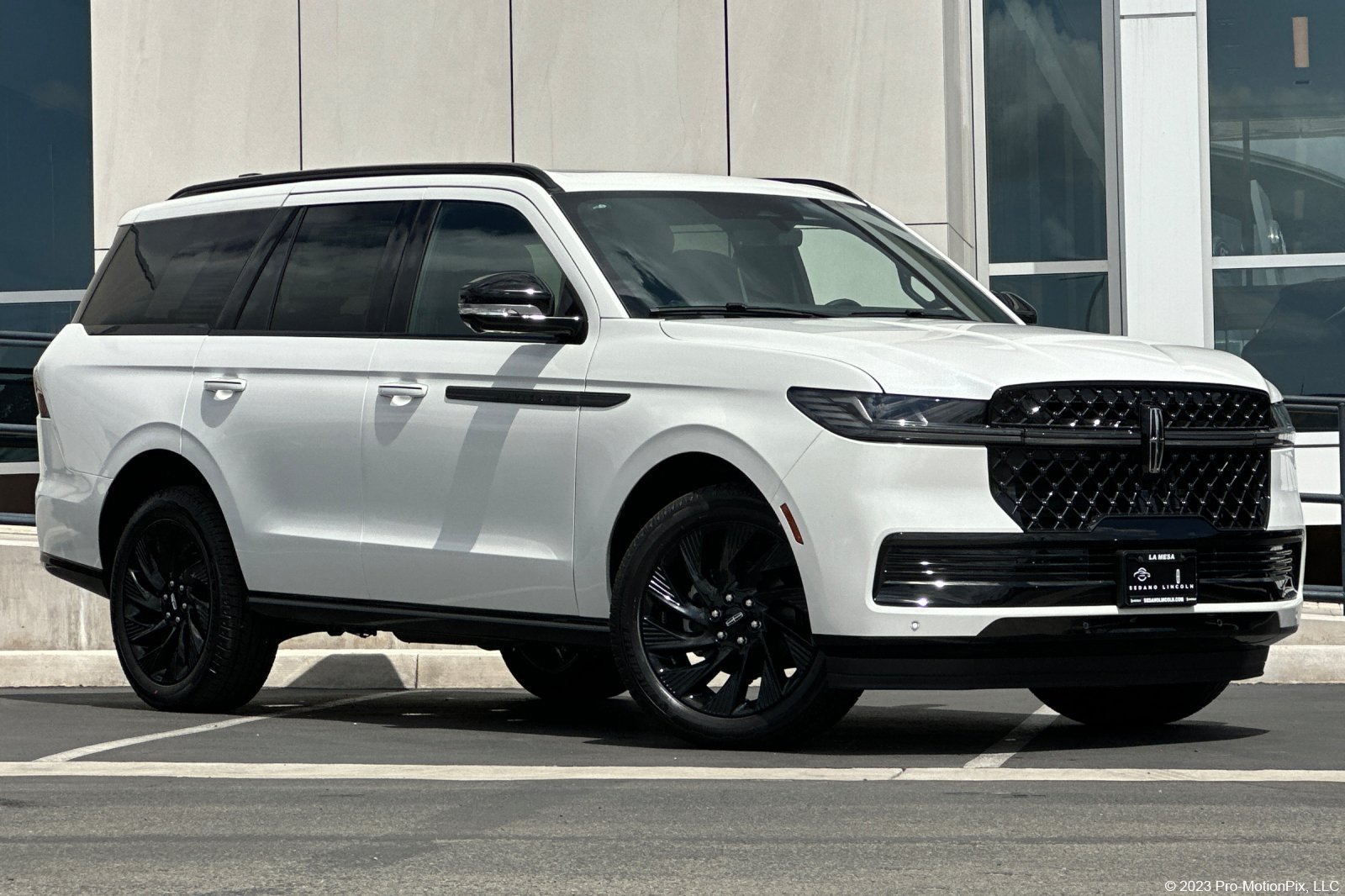 New 2026 Lincoln Navigator Reserve w/ Jet Appearance Package AWD/4WD image 1