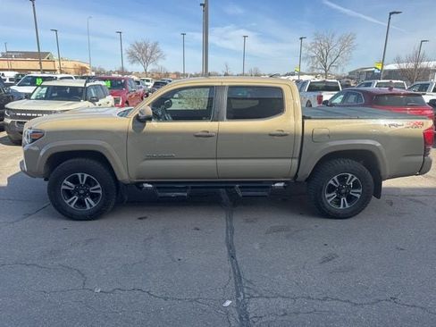 Used 2017 Toyota Tacoma TRD Sport w/ Tow Package (A/T) image 4