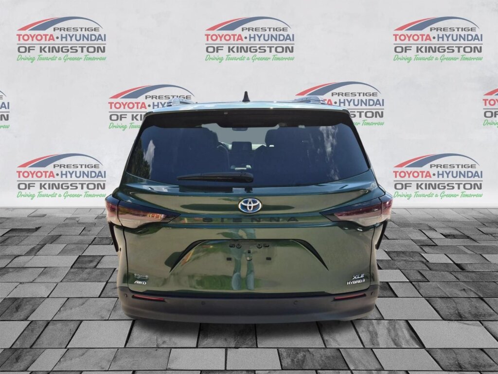 Used 2024 Toyota Sienna XLE w/ XLE Plus Package AWD/4WD image 4