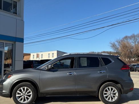 Used 2017 Nissan Rogue SV w/ SV Premium Package image 2