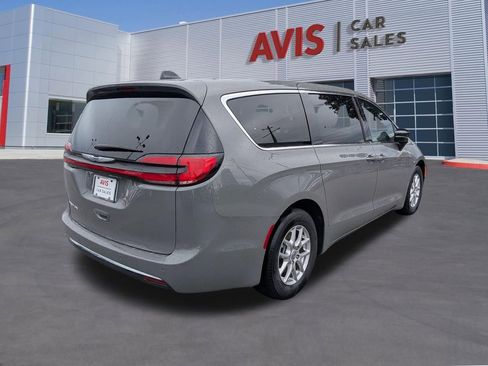 Used 2025 Chrysler Pacifica Select image 6