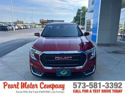 Used 2023 GMC Terrain SLE w/ Driver Convenience Package FWD image 2
