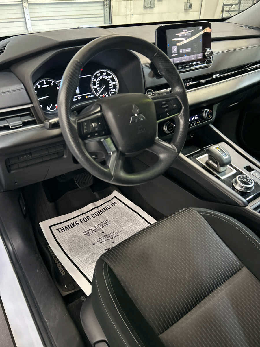 Used 2023 Mitsubishi Outlander ES AWD/4WD image 11
